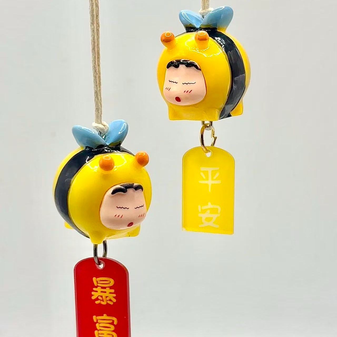 Tech Car Accessories - Figur Cosplay Crayon Shin-chan Bee, Gantungan